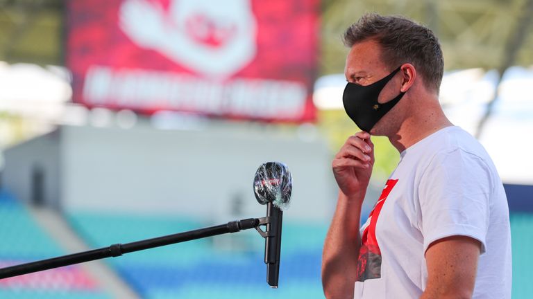 Auch in Leipzig das gleiche Bild: Trainer Julian Nagelsmann wird mit entsprechendem Abstand interviewt. Dafür durfte er dann doch den Mund-Nasen-Schutz kurzzeitig absetzen. Bis zum Spielbeginn musste aber auch die Trainer diesen durchgehend tragen. 