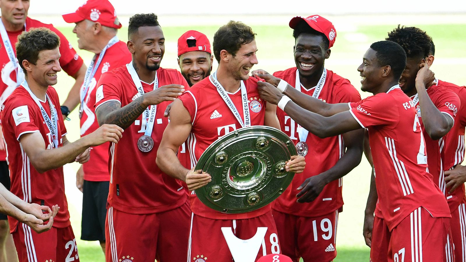 FC Bayern bekommt die Schale überreicht - die besten Bilder der ...