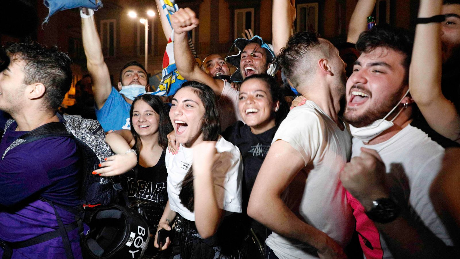 SSC Neapel Fans feiern nach Sieg in Coppa Italia ohne Abstand Fußball News Sky Sport SSC Neapel Fans feiern nach Sieg in Coppa Italia ohne Abstand Fußball News Sky Sport