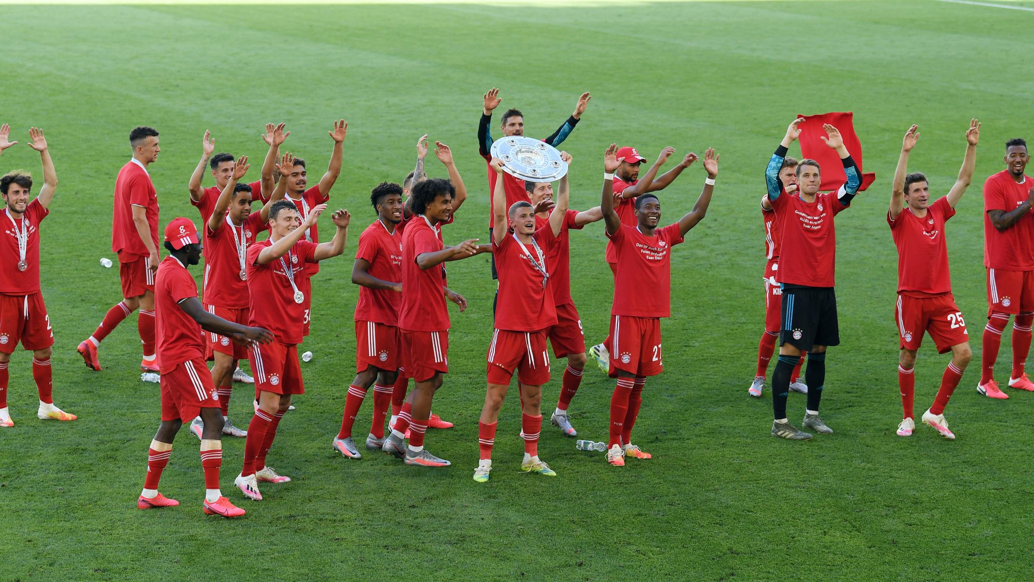 FC Bayern Bekommt Die Schale überreicht - Die Besten Bilder Der ...