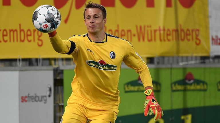 Wechselt Freiburg-Torwart Alexander Schwolow im Sommer zu Ligarivale FC Schalke 04?