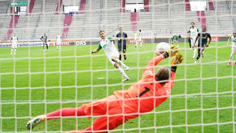 Florian Niederlechner ärgert sich nach seinem verschossenen Elfmeter gegen den 1. FC Köln.