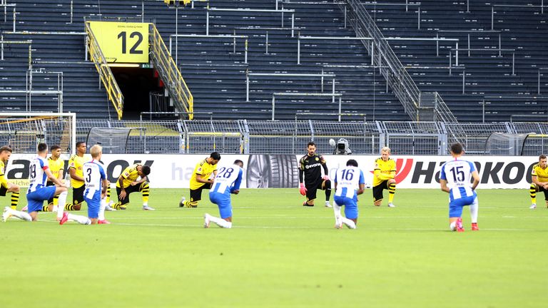 Borussia Dortmund und Hertha BSC setzten vor dem Spiel ein Zeichen gegen Rassismus und Polizeigewalt. 