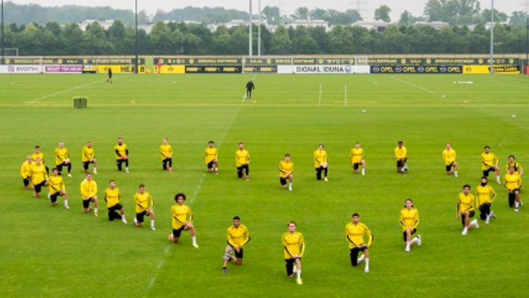 Die BVB-Stars knien im Training und setzen damit ein Zeichen (Bildquelle: twitter@hummels).