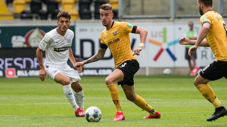 Dynamo Dresden (gelbe Trikots) steigt als Tabellenletzter in die 3. Liga ab. 