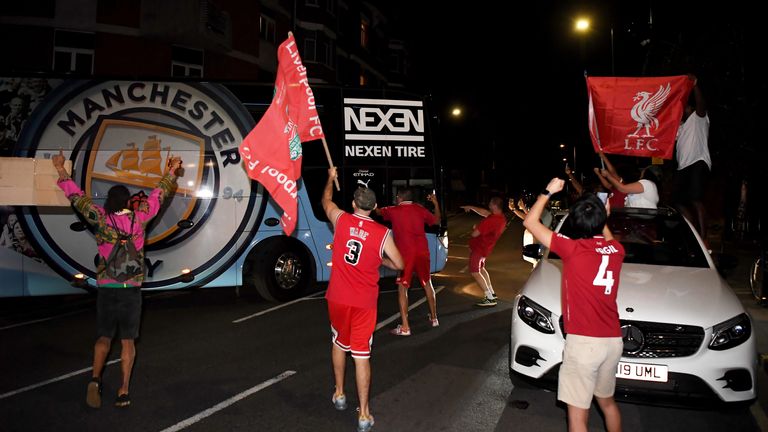 Reds seit 30 Jahren wieder Englischer Meister! Fans feiern ausgelassen an der Anfield Road. 