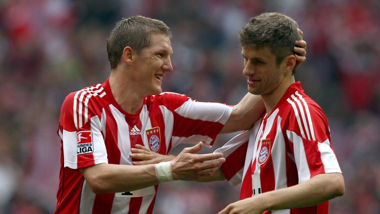 Erster Dreierpack: Im Mai 2010 traf Thomas Müller (r.) erstmals dreifach für den FC Bayern -  beim 3:1-Heimsieg gegen den VfL Bochum markierte er alle drei Treffer und feierte gemeinsam mit Bastian Schweinsteiger. 