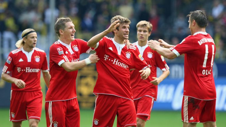 Erstes Bundesliga-Tor: In seiner zweiten Saison (2009/10) ist Thomas Müller direkt Stammspieler (kam in allen 34 Spielen zum Einsatz). Am 5. Spieltag beim Kantersieg in Dortmund (5:1) gelang Müller (M.) direkt ein Doppelpack. 