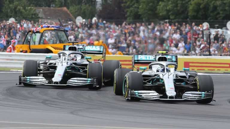  Hamilton und Bottas testen Abläufe in Silverstone vor dem Saisonstart.