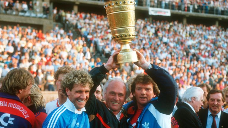 UDO LATTEK: Fast zwanzig Jahre mussten die Bayern auf den nächsten Double-Titel warten. Mit Trainer Udo Lattek (Mitte) gelingt dies im Jahr 1986. Im Finale besiegen die Bayern den VfB Stuttgart souverän mit 5:2.