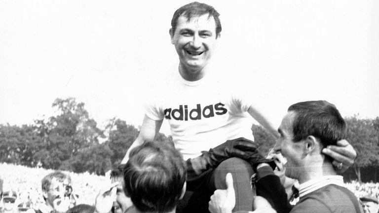 BRANKO ZEBEC: Der Trainer aus Zagreb ist der erste Coach mit dem der FC Bayern München das Double aus Meisterschaft und Pokalsieg perfekt macht. Im Jahr 1969 wird er zusammen mit den Spielern gefeiert.