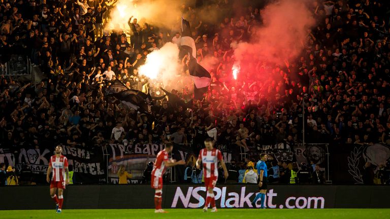 Partizan Fans feiern ihre Mannschaft im Pokalfinale.