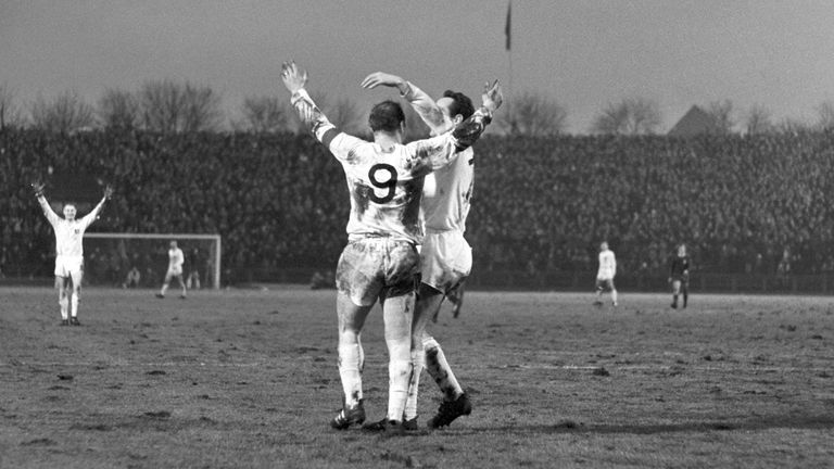 PLATZ 1: In der Hinrunde der Saison 1966/67 hatten die HSV-Fans noch Grund zum Jubeln. Die Rothosen standen hinter Meister Braunschweig auf dem 2. Platz - auch aufgrund der Tore von Vereinslegende Uwe Seeler (l.) schlug der HSV auch den FC Bayern...