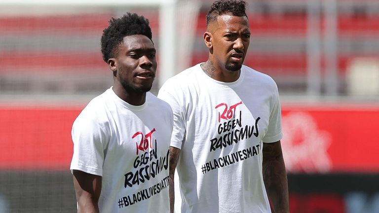 Die Bayern-Stars Jerome Boateng (r.) und Alphonso Davies setzen sich, wie der gesamte Verein,  im Kampf gegen den Rassismus ein.