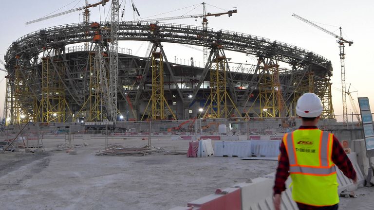 Arbeiter beim WM-Standort Lusail Stadium in Katar: Mehrere Kräfte sollen über sieben Monate lang nicht bezahlt worden sein.