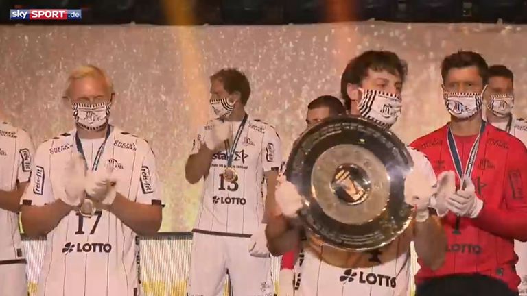 Der THW Kiel erhält die Meisterschale.