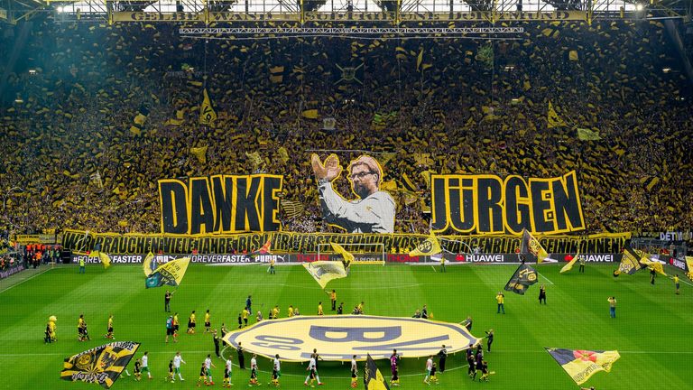 Nach einem enttäuschenden siebten Tabellenplatz verabschiedete sich der BVB im Jahr 2015 nach sieben gemeinsamen Jahren von Coach Klopp. Die Fans bedankten sich beim doppelten Meistertrainer mit einer Choreo.