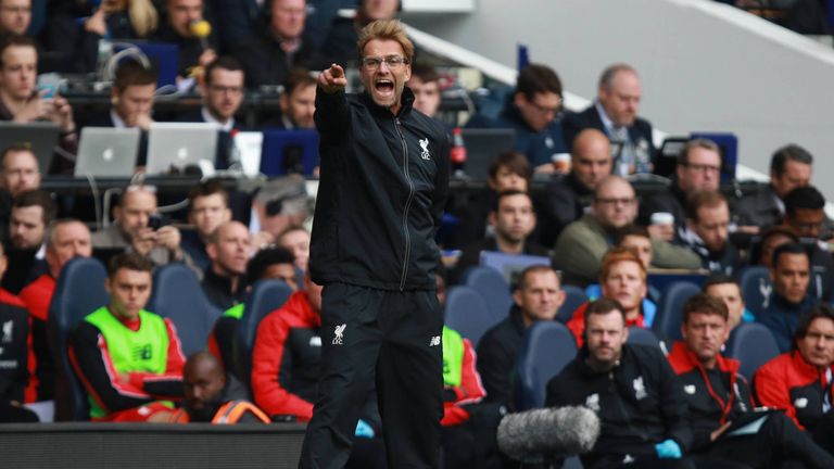 Zum 9. Spieltag der PL-Saison löste Klopp Brendan Rodgers als Trainer des FC Liverpool ab und gab sein Coaching-Debüt in der englischen Liga. Am Ende der Saison landeten die Reds auf dem achten Tabellenplatz.