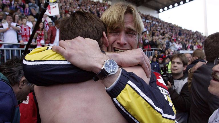 Im Jahr 2004 gelang Klopp der Aufstieg mit den Mainzern. Es war der erste Bundesliga-Aufstieg der Vereinsgeschichte.