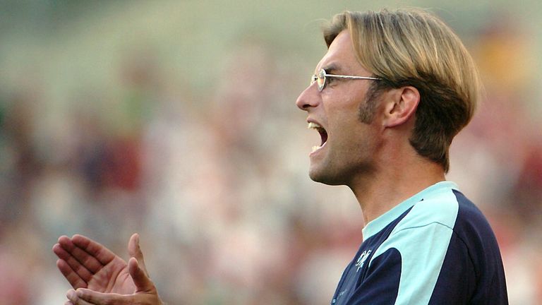 Am 8. August 2004 gibt Klopp sein Coaching-Debüt in der Bundesliga. Beim VfB Stuttgart bekommt er zum Einstand gleich eine 2:4 Klatsche ab.