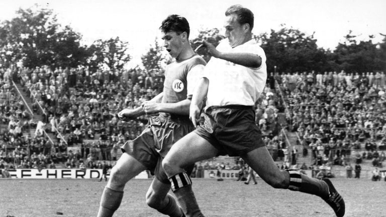 64 Jahre: Heute Zweitligist, damals Pokalsieger. Der Karlsruher SC setzte sich im Endspiel gegen den Hamburger SV - heute ebenfalls zweitklassig - mit 3:1 durch.  Und das vor den Heimfans im Karlsruher Wildparkstadion.