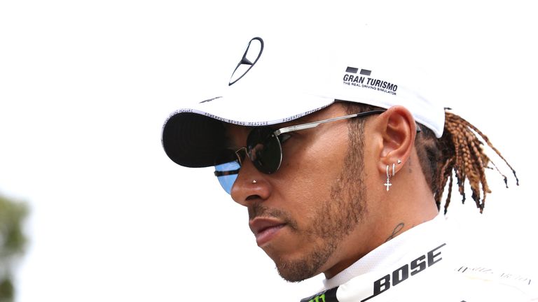 Lewis Hamilton steigt wieder ins Auto. 