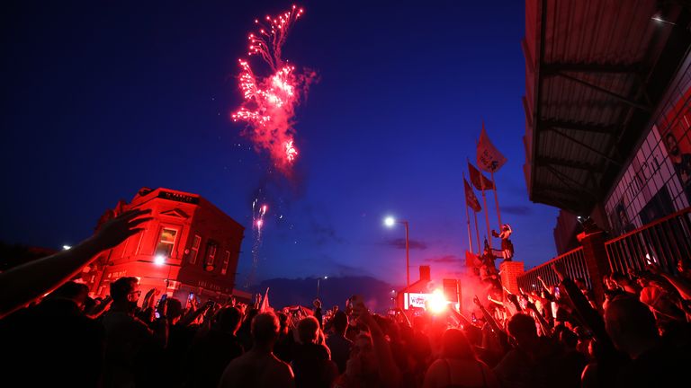 Reds seit 30 Jahren wieder Englischer Meister! Fans feiern ausgelassen an der Anfield Road. 