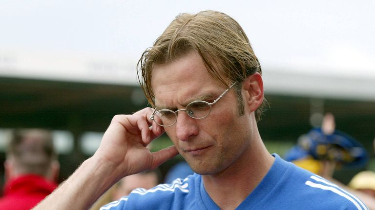 Auch im Jahr 2003 reicht ein vierter Tabellenplatz nicht für den Aufstieg. Mainz-Coach Jürgen Klopp ist merklich enttäuscht.