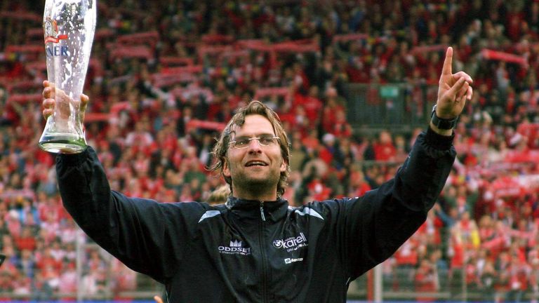 In der ersten Bundesliga-Saison schafft Klopp gleich das Undenkbare: Klassenerhalt! Am Ende der Saison 04/05 kämpfen sich die Mainzer auf einen starken elften Platz.