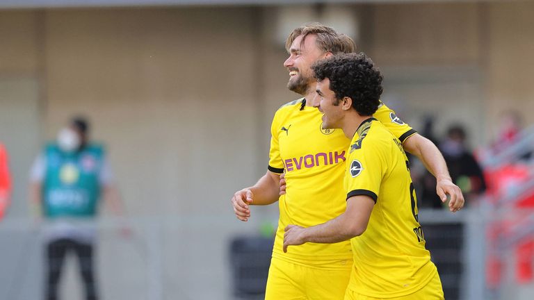 Marcel Schmelzer (l.) und Mateu Morey (r.) von Borussia Dortmund sind große Profiteure der neuen Regelung.