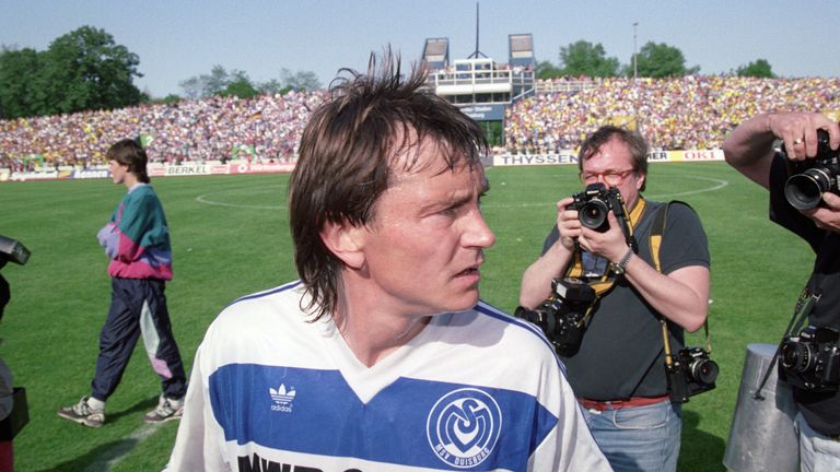 In der Rückrunde stürzt der Aufsteiger dann so richtig ab: Stürmer Ewald Lienen (Foto) & Co. spielten 16-mal Unentschieden, was am Ende zu wenig ist. Der MSV musste direkt im ersten Jahr nach dem Aufstieg wieder den Gang in die 2. Liga antreten.