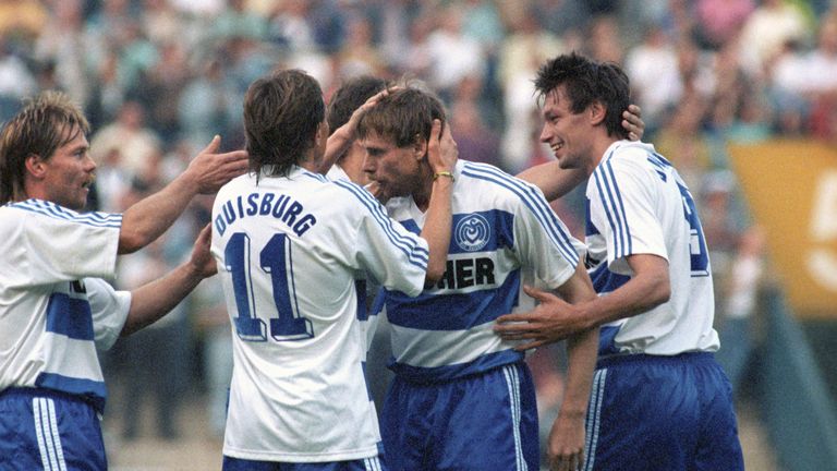 PLATZ 1: Der MSV Duisburg spielt 1991/92 eine starke Hinrunde, feiert unter anderem einen 6:2-Kantersieg gegen den Karlsruher SC. Zur Winterpause belegen die "Zebras" einen sicheren Platz unter den Top-7 - eine trügerische Sicherheit...