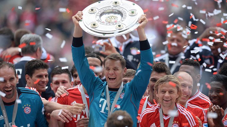 Im Jahr 2011 wechselte Manuel Neuer von Schalke zu den Bayern. Nur eine Saison musste der Keeper warten, dann hielt er das erste Mal die Meisterschale mit dem FCB in die Luft.