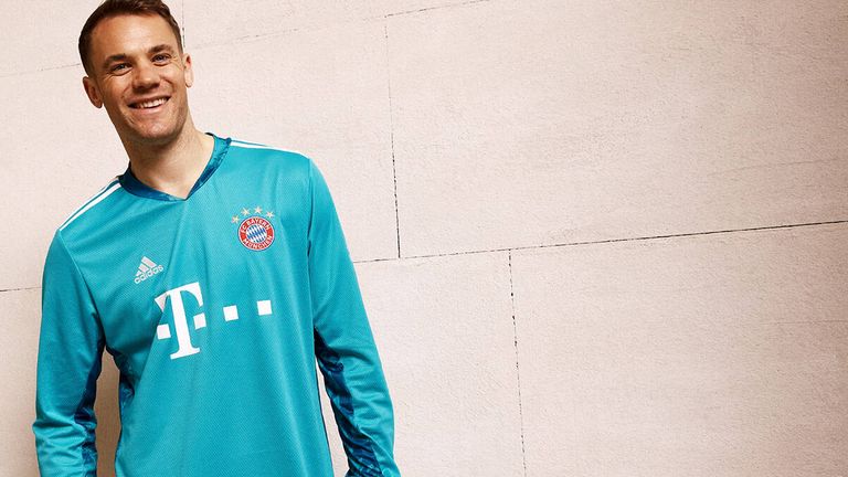 So soll das Trikot von Manuel Neuer in der Saison 2020/21 aussehen. Der Bayern-Keeper streift sich ein in 'lab green' designtes Trikot über.