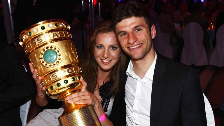 Erster Pokalsieg: Auch den „Pott“ hielt Thomas Müller erstmals 2010 in den Berliner Nachthimmel - nach einem souveränen 4:0-Erfolg im Finale gegen Werder Bremen. Bis heute wurde der Routinier fünfmal deutscher Pokalsieger. 