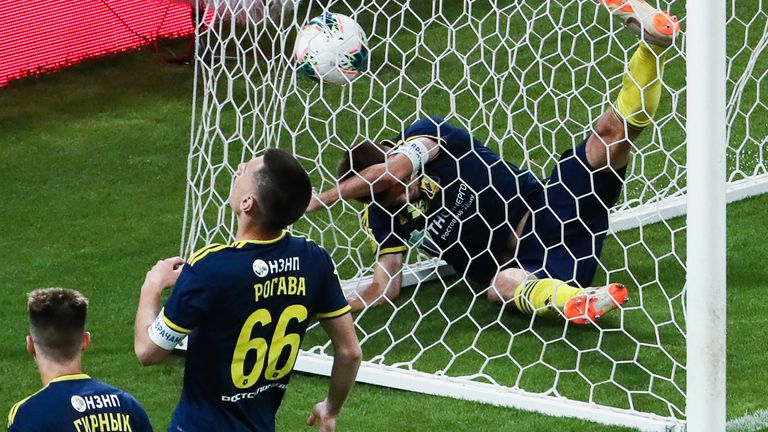 Zehnmal mussten die Jugendspieler von Rostov den Ball aus dem Tor fischen.