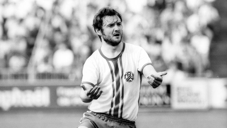 In der Rückrunde brach RWE dramatisch ein, am vorletzten Spieltag war der Abstieg mit dem 1:3 gegen den HSV besiegelt. Der Tabellenletzte verlor in der Rückrunde zwölf Spiele - was vor allem den Stürmer Willi Lippens (Foto) verzweifeln ließ...