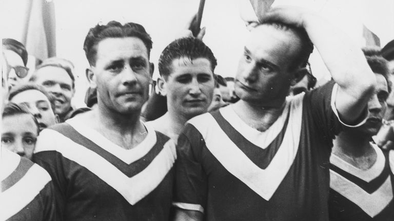 67 Jahre: Rot-Weiss Essen, Traditionsklub aus dem Westen, blickt auf eine lange wie bewegte Geschichte zurück. Beim Pokalsieg 1953 gegen Alemannia Aachen (2:1) war ein gewisser Helmut Rahn unter den Torschützen - heute spielt RWE in der Regionalliga.