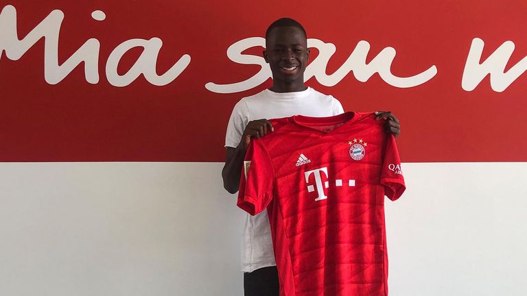Mamin Sanyang unterschreibt beim FC Bayern für drei Jahre (Quelle: twitter @FCBjunioren)