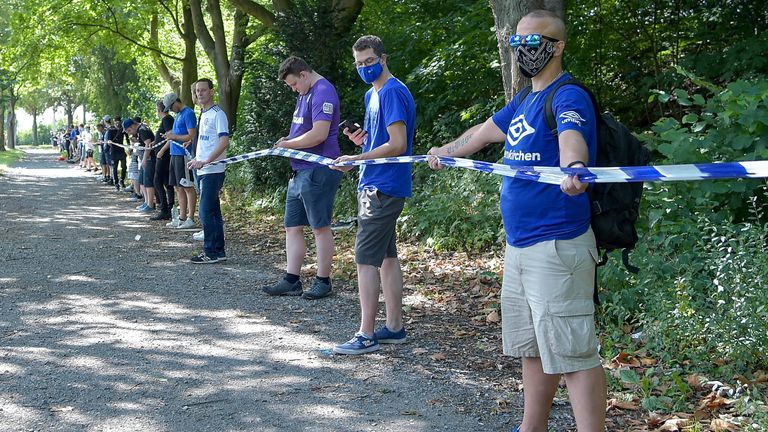 An der Demonstration gegen Schalke-Boss Clemens Tönnies beteiligten sich mehrere Hundert Fans.  