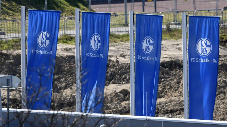 Schalke reagiert wohl auf die angespannte wirtschaftliche Situation.