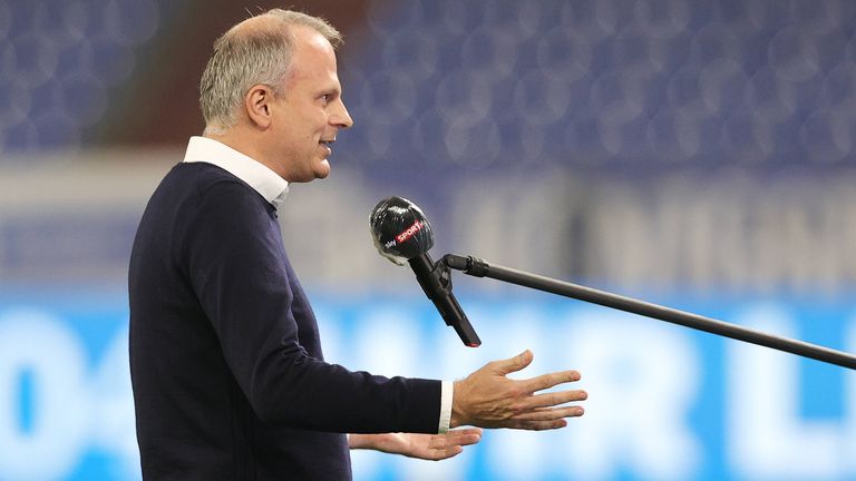 Schalkes Sportvorstand Jochen Schneider spricht am Sky Mikro.
