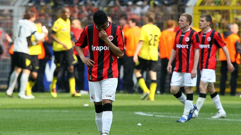 Während der BVB seine erste Meisterschaft seit neun Jahren feierte, stieg die Eintracht nach der 1:3-Niederlage ab - zum insgesamt vierten Mal. Danach hatte es zur Winterpause überhaupt nicht ausgesehen...Immerhin: der direkte Wiederaufstieg gelang! 