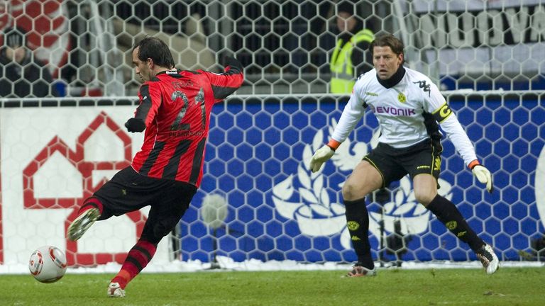 PLATZ 3: 2010/11 trumpft Theofanis Gekas (l.) im Adler-Trikot groß auf - der Grieche erzielt 16 Saisontore und schießt die Eintracht zum Heimsieg gegen den BVB. Die Daum-Elf liegt zur Winterpause auf einem starken 7. Platz - doch nicht mehr lange...