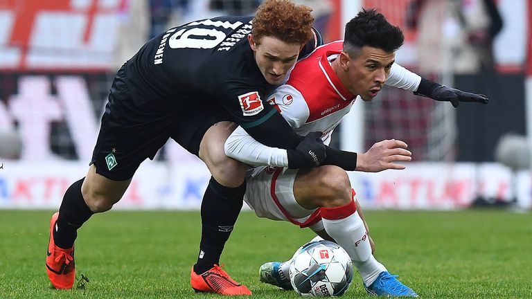Kämpfen beiden noch um den Klassenerhalt: der SV Werder Bremen mit Josh Sargent (l.) und Fortuna Düsseldorf mit Alfredo Morales (r.).