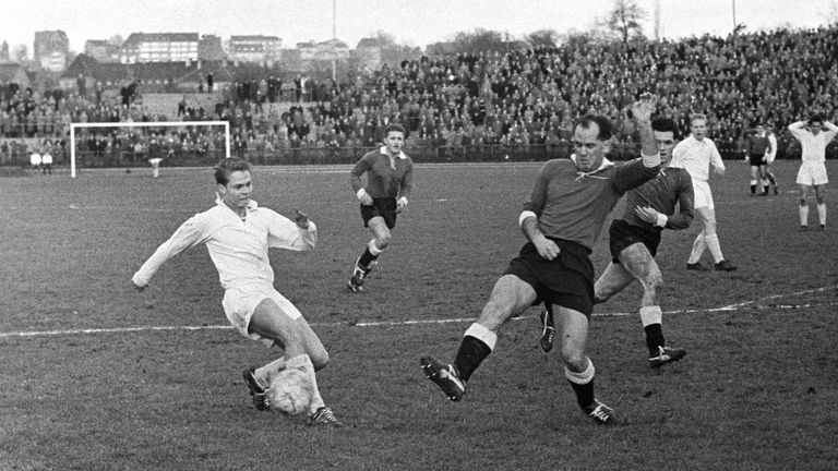 61 Jahre: Schwarz-Weiß Essen spielte lange in der 2. Liga, den größten Erfolg feierte der Klub mit dem Pokalsieg 1959 (5:2-Sieg gegen Borussia Neunkirchen). 2013 verschwand der Verein endgültig von der Fußball-Landkarte - der SW Essen war insolvent. 