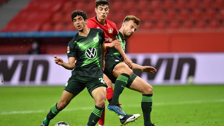 VfL Wolfsburg: Omar Marmoush (l.) - Debüt im Alter von 21 Jahren, drei Monaten und 19 Tagen gegen Bayer Leverkusen.