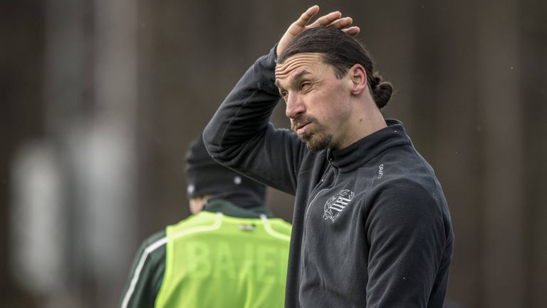 Zlatan Ibrahimovic besuchte jüngst ein Spiel von Hammarby IF in Schweden - und verstieß dort offenbar gegen die Corona-Regeln.
