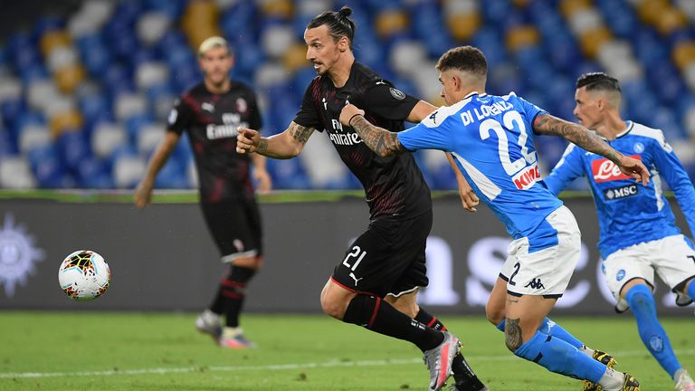 Zlatan Ibrahimovic kommt mit dem AC Mailand beim SSC Neapel nicht über ein Remis hinaus.