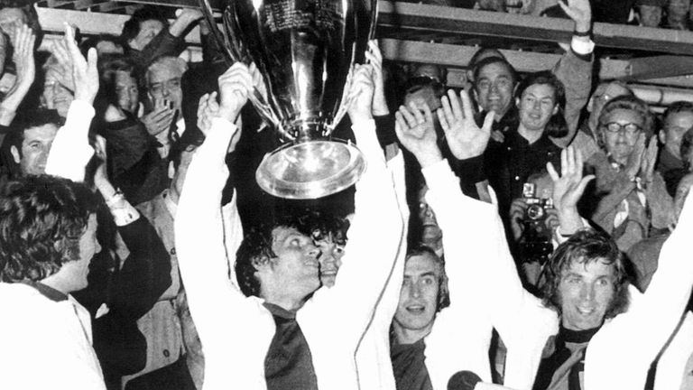 Ajax‘ Jahrhundertelf um Johann Cruyff sicherte sich im Jahr 1972 das Triple. Der niederländische Superstar erzielte beide Tore im Finale um den Europapokal der Landesmeister gegen Inter Mailand. Der Heidenheimer Horst Blankenburg stand ebenfalls in der Startelf. Ajax holte den sogar dreimal in Serie.